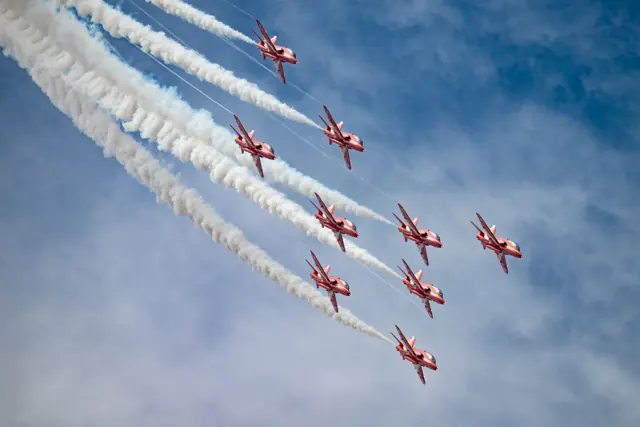 Red Arrows BAe Hawk Shuttle Loop Royal International Air Tattoo 2025 01.