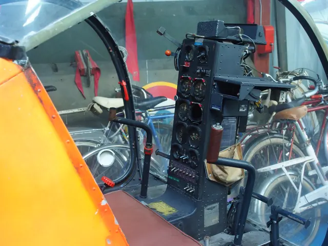 Bell 47 cockpit, Musée de l'Epopée de l'Industrie et de l'Aéronautique, pic 1.