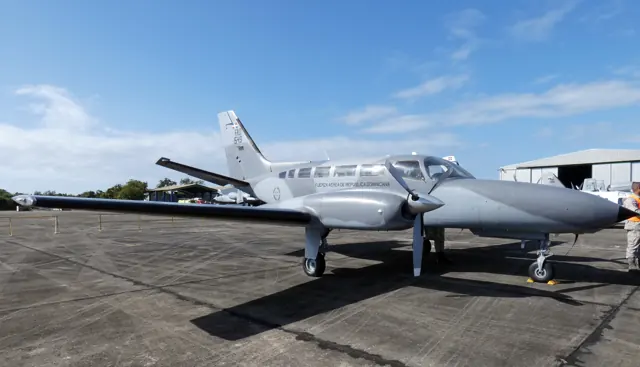 Cessna 404 Titan de la FARD en MDSI. Foto por Jimmy Lorenzo.