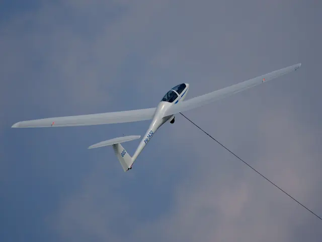A second view of DG-1000 PH-1432 at Hilversum; related family reference.