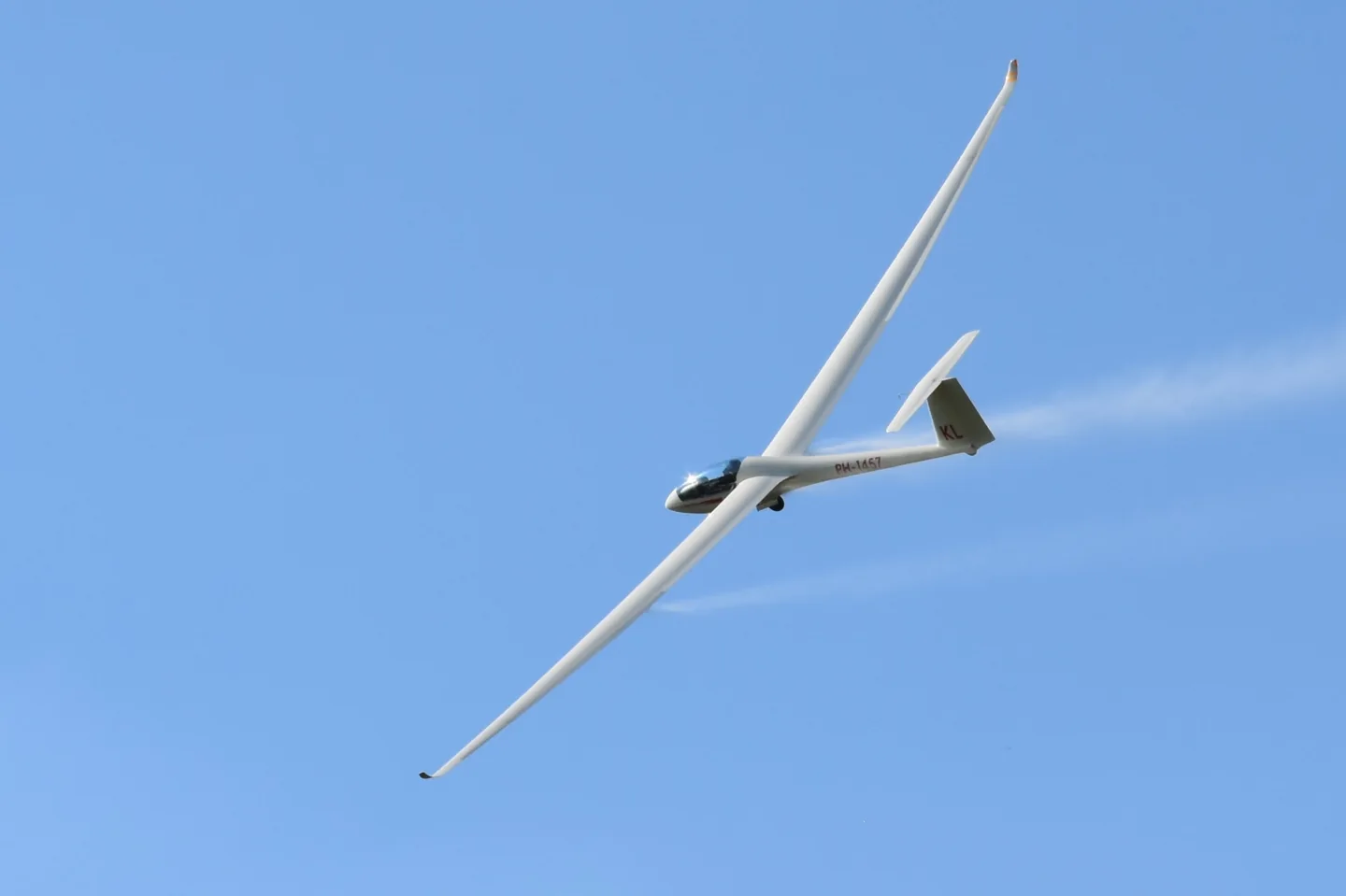 LS8 making a low finish with water ballast streaming from the wings.