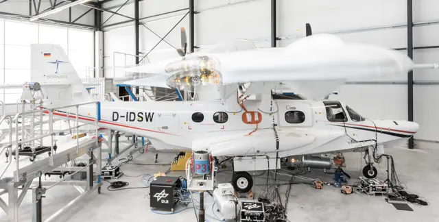 Dornier Seastar - Vibrating wing.