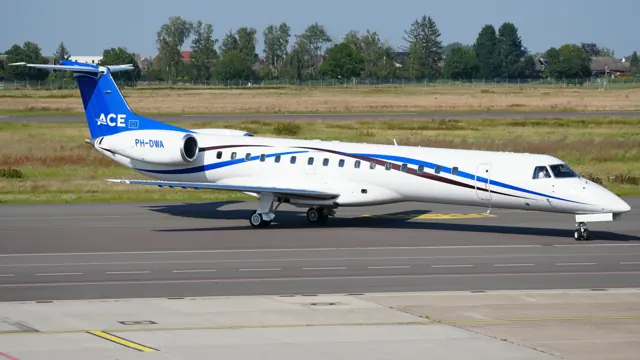 Braunschweig Airport JetNetherlands Air Charters Europe Embraer ERJ-145LR PH-DWA (DSC09439).