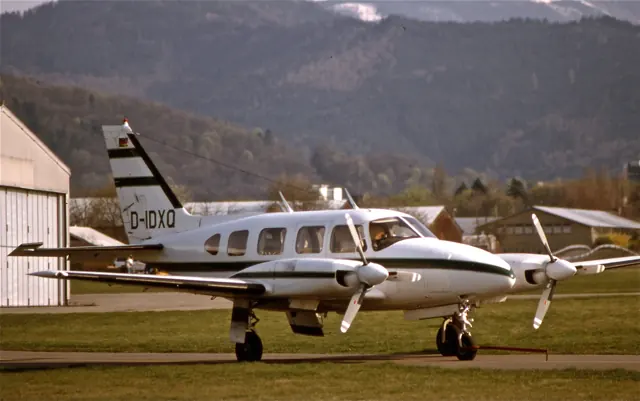 920412 01 Piper PA 31 Navajo D IDXQ Flugdienst Freiburg Harter.