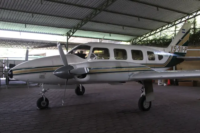 YS-311-P Piper PA-31 Navajo.