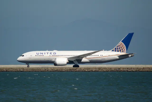 United Boeing 787 Dreamliner, port profile, takeoff from SFO.