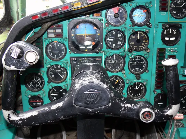 Tupolev Tu-154 B2 cockpit-detail - Malev Hungarian Airlines.