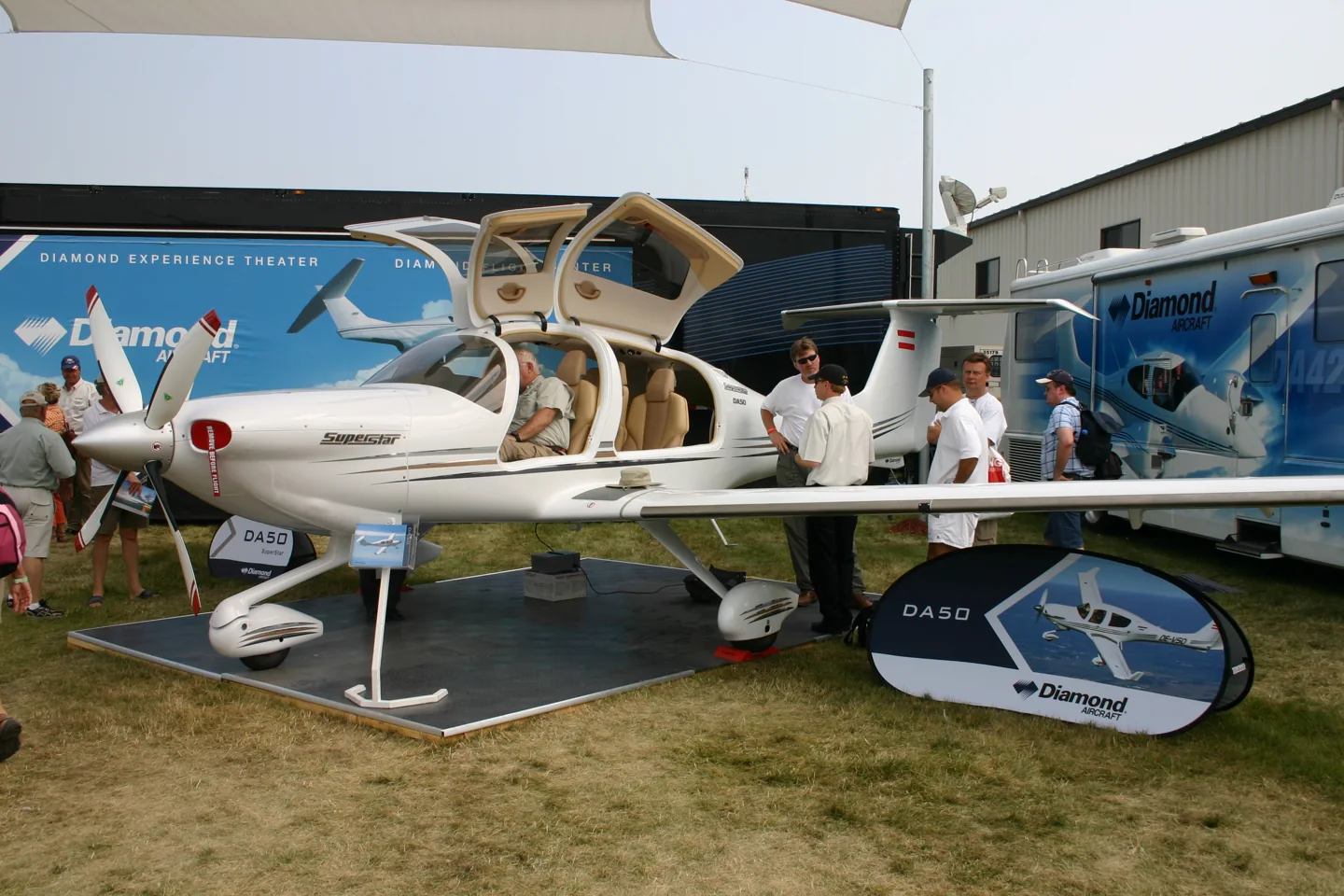 An early Diamond DA50 on display; prototype equipment differs from the later DA50 RG.