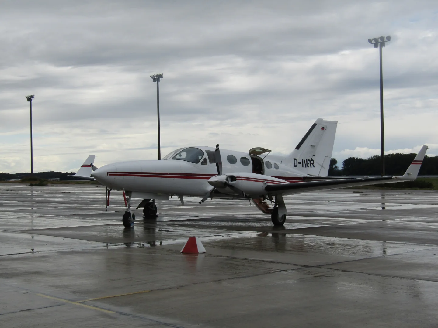 Cessna 414A Chancellor D-INRR, showing the later wing without the early 414’s tip tanks. The pictured aircraft is not identified as the Flysimware RAM IV example.