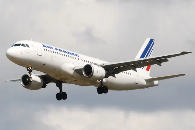 The first A320 was delivered to Air France on 28 March 1988; the early A320-100s had no wingtip fences .