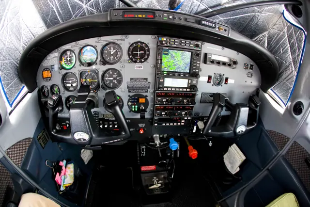 T206H classic instrument panel