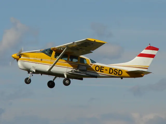 Early model with strut-braced wing and flat leaf springs undercarriage
