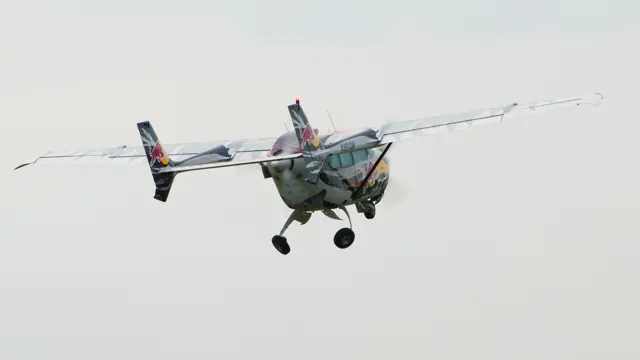 Retracting landing gear