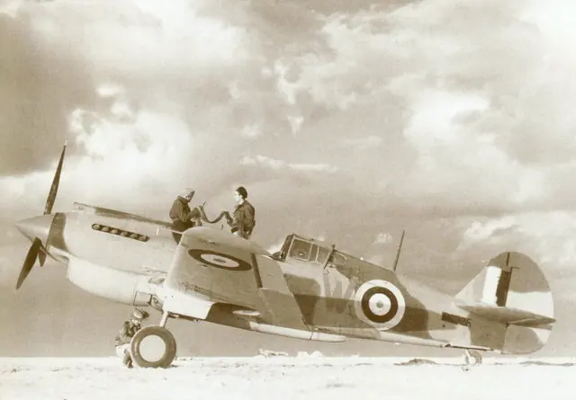 Armourers working on a Tomahawk Mk.II from No. 3 Squadron RAAF in North Africa, 23 December 1941
