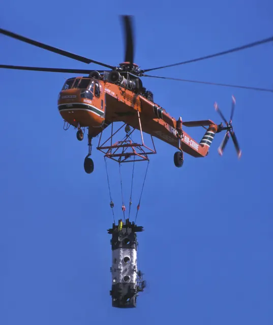 Skycrane "Olga" with CN Tower antenna segment, Toronto, 1975