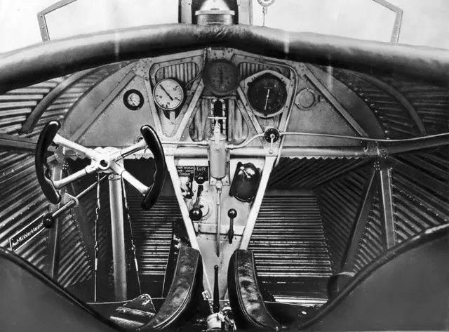 F 13 cockpit