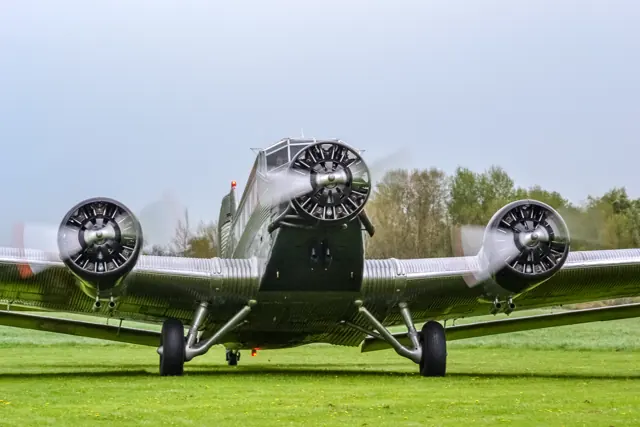 The more familiar three radial engine configuration