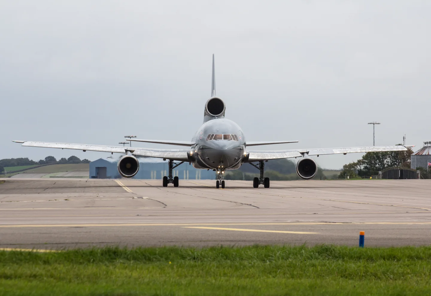 Lockheed L-1011 TriStar front view showing 3-engine layout
