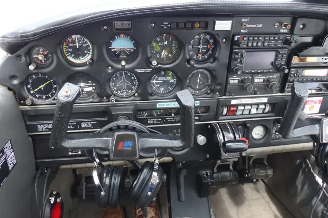 The cockpit of a Piper PA-28-151 Cherokee Warrior (2016)