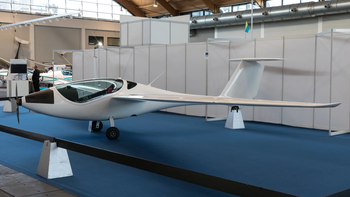 Phoenix Air U15 with short wing tips.