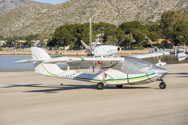 SeaMax M-22 amphibian.